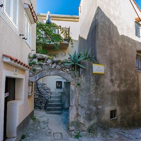 Apartamento Under Ancient Roofs Vrbnik Exterior foto