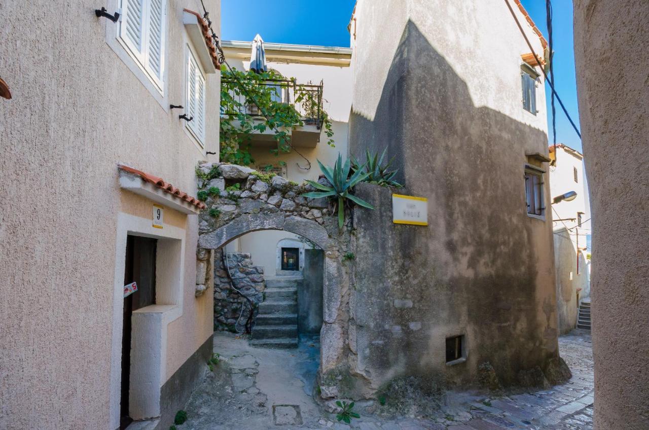 Apartamento Under Ancient Roofs Vrbnik Exterior foto
