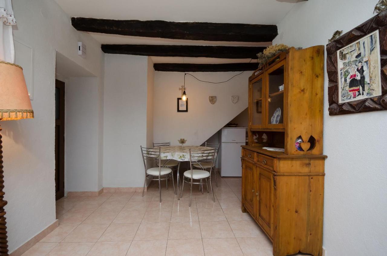 Apartamento Under Ancient Roofs Vrbnik Exterior foto