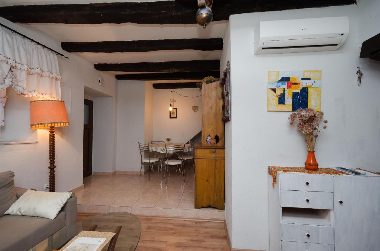 Apartamento Under Ancient Roofs Vrbnik Exterior foto