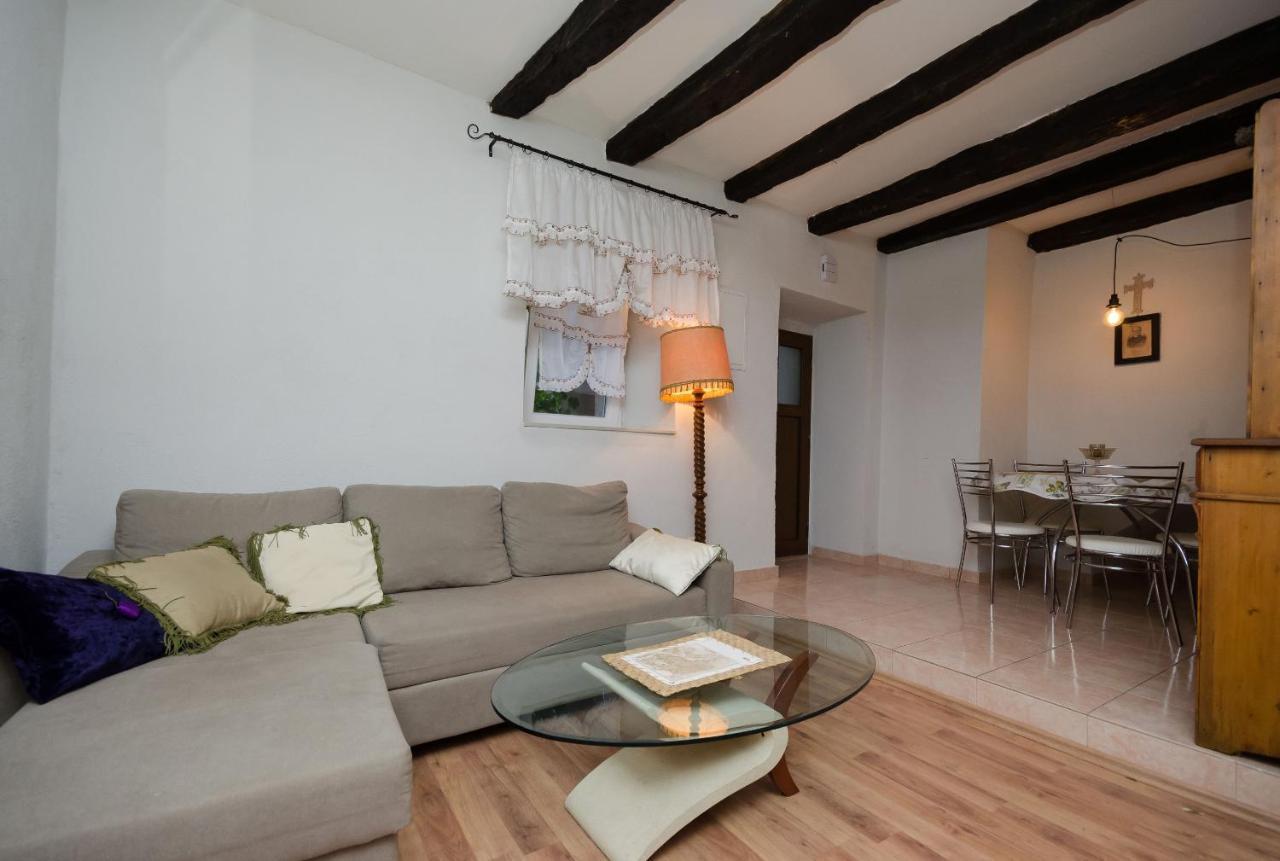 Apartamento Under Ancient Roofs Vrbnik Exterior foto