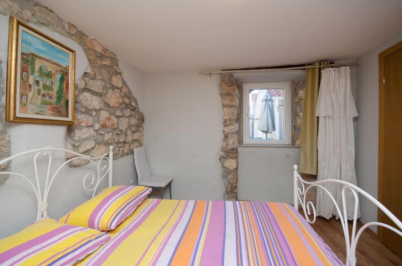 Apartamento Under Ancient Roofs Vrbnik Exterior foto