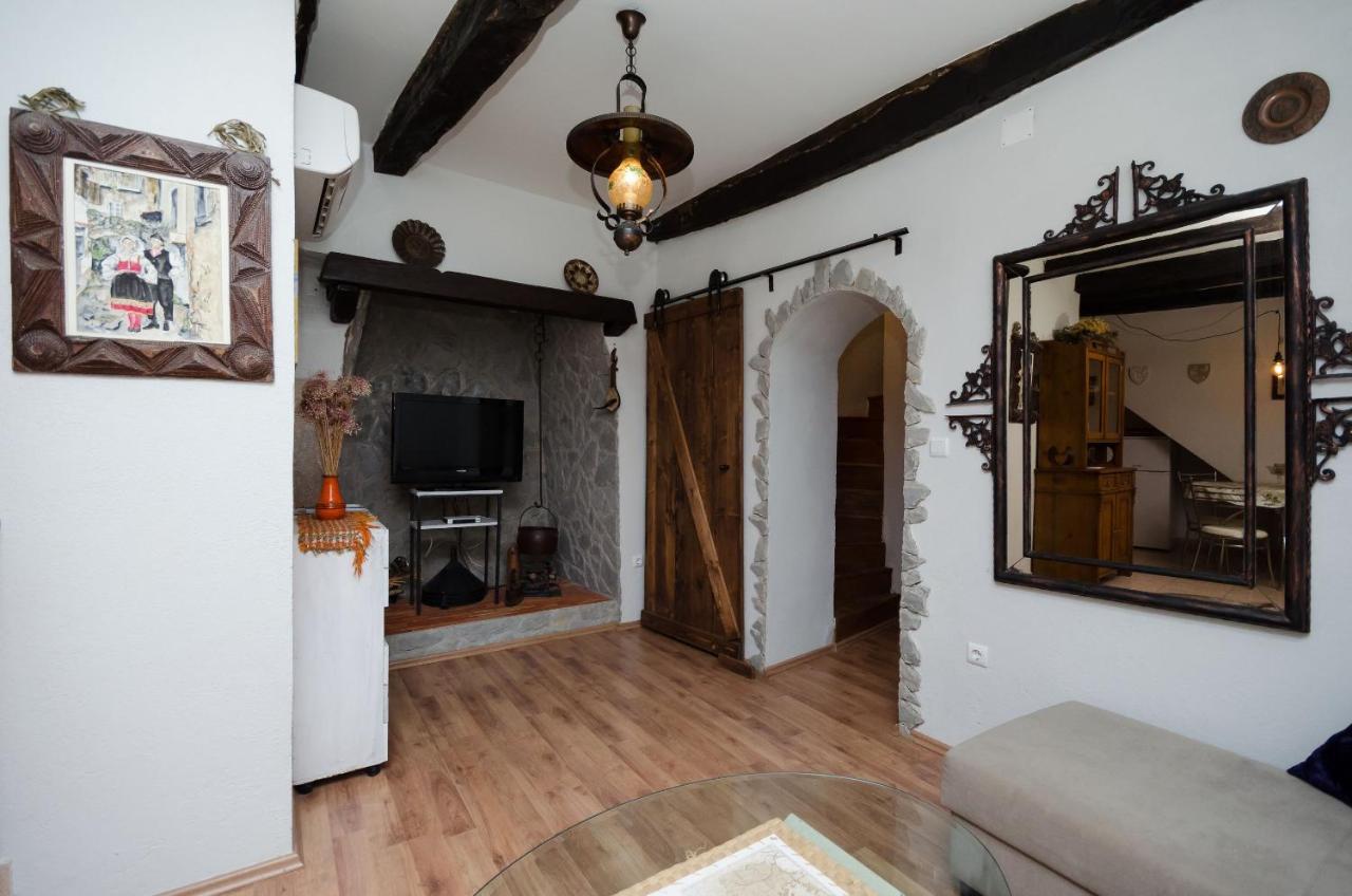 Apartamento Under Ancient Roofs Vrbnik Exterior foto