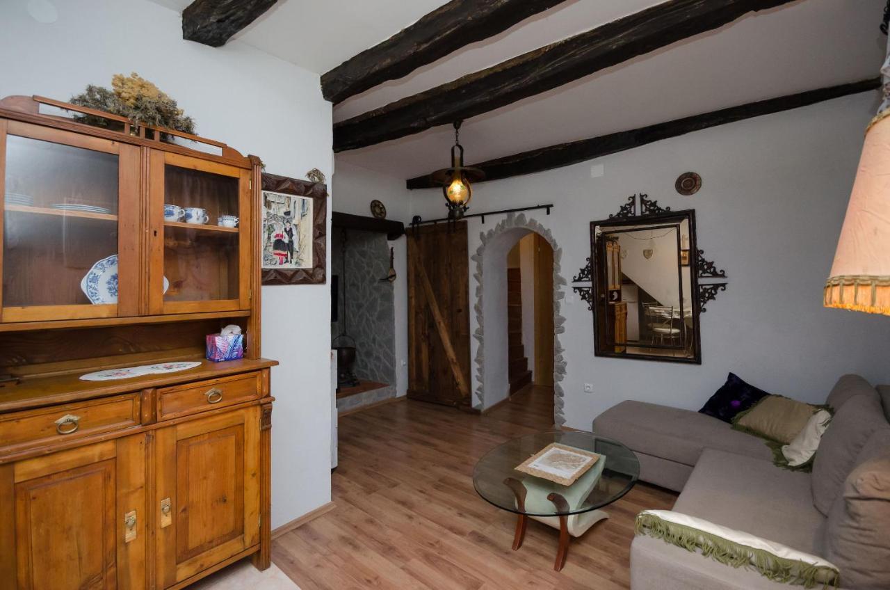 Apartamento Under Ancient Roofs Vrbnik Exterior foto