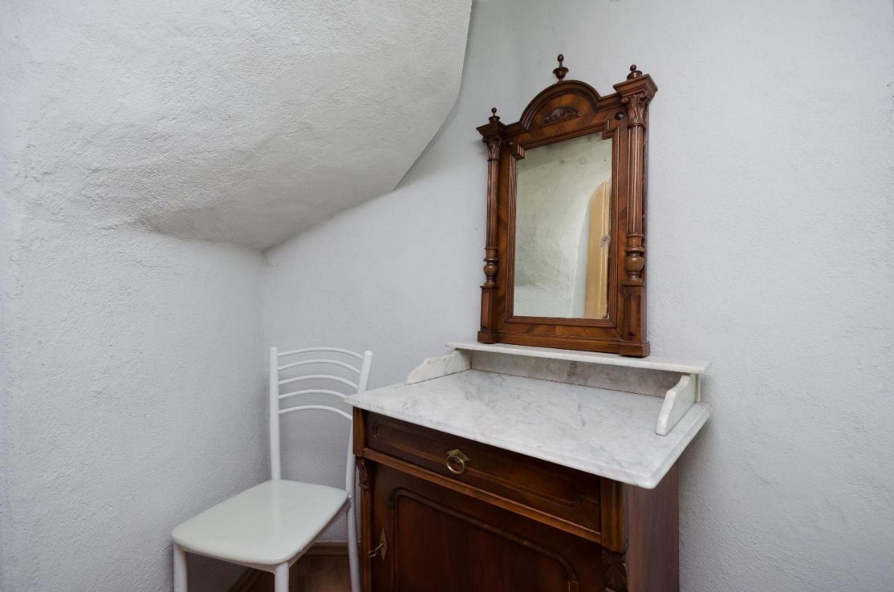 Apartamento Under Ancient Roofs Vrbnik Exterior foto