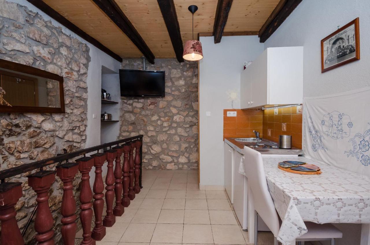 Apartamento Under Ancient Roofs Vrbnik Exterior foto