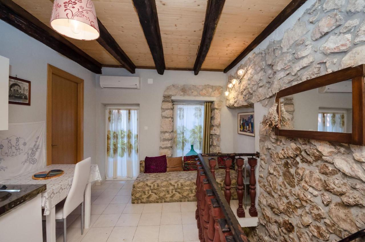 Apartamento Under Ancient Roofs Vrbnik Exterior foto