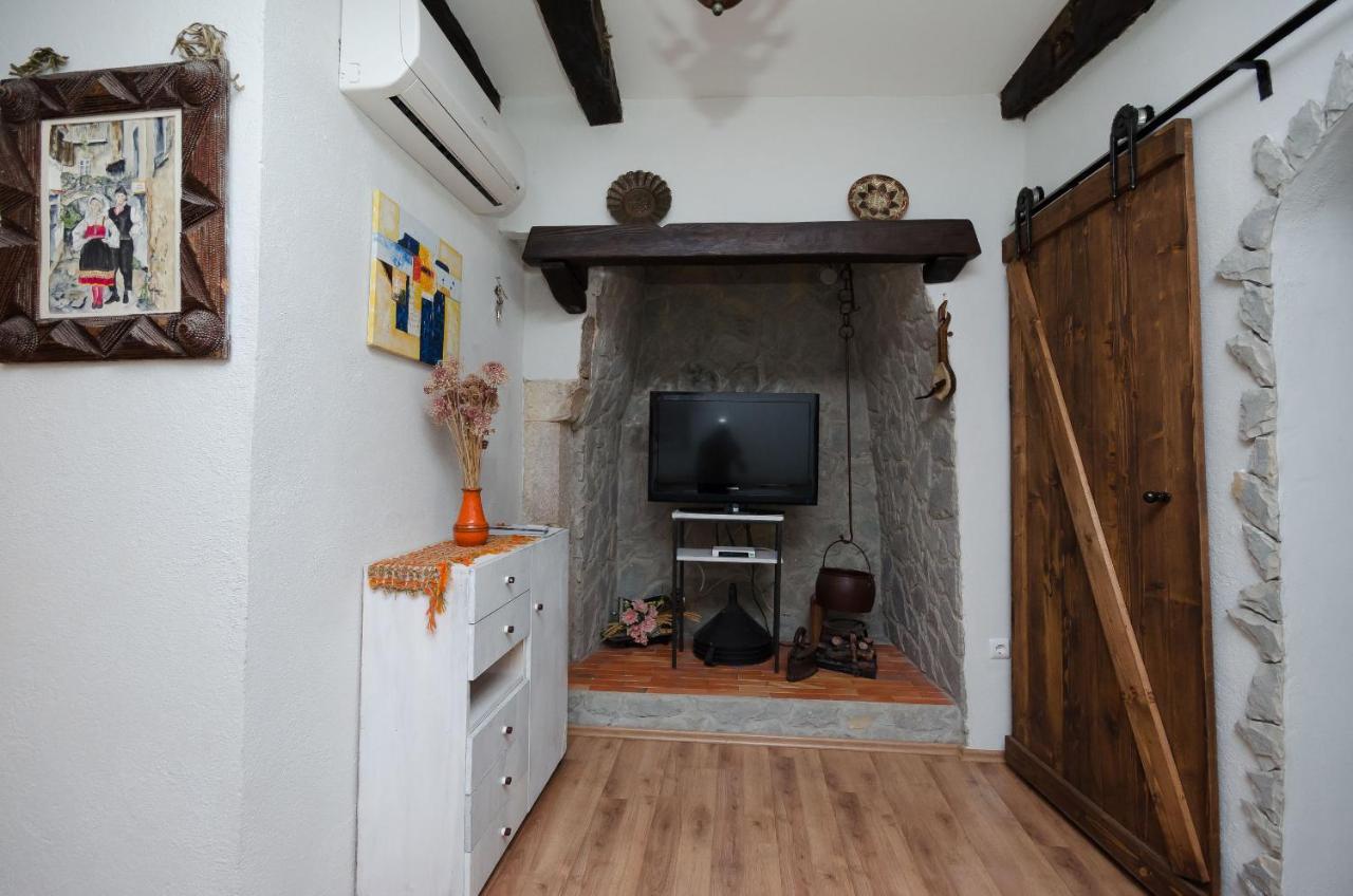 Apartamento Under Ancient Roofs Vrbnik Exterior foto